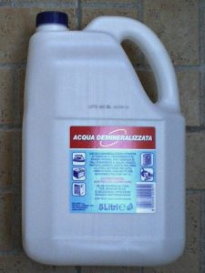 Acqua demineralizzata del supermercato