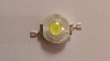 Chip LED bianco in cui si vede lo strato giallo di fosfòro