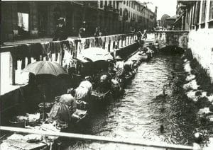 Lavandaie al lavoro alla roggia Boniforte, 1940