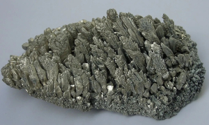 Magnesio pure - Autore: Warut Roonguthai - Licenza: CC https://it.wikipedia.org/wiki/File:Magnesium_crystals.jpg