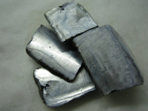 Potassio metallico. - Licenza CC - Fonte: Wikipedia Autore: Dnn87 https://it.wikipedia.org/wiki/Potassio#/media/File:Potassium.JPG